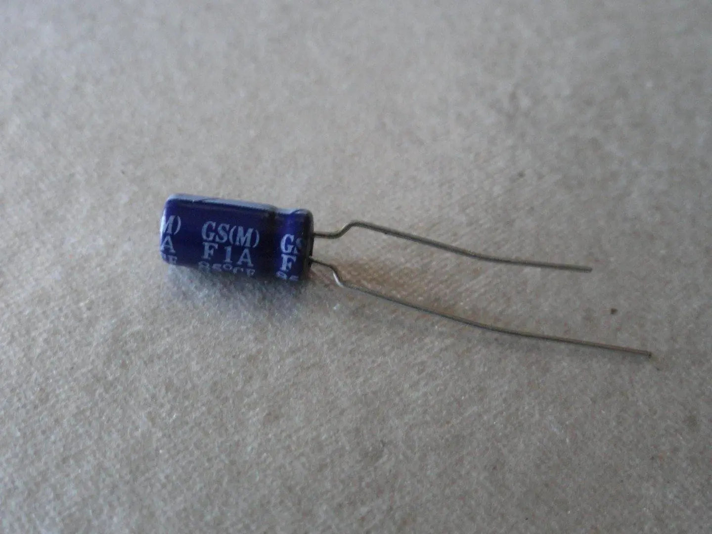 condensatore radiale 10uf-50v 85° VESTEL
